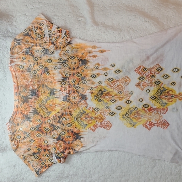 EUC Maurices Geometric Short Sleeve V-Neck Tee - Picture 7 of 9